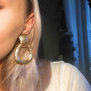  - Handgjorda gulfärgade örhängen, endast testade och spritas såklart innan dom skickas.  