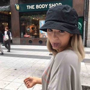 - Svart Bucket Hat från H&M. Nypris 40kr och säljer för 25kr. Sällan använd. Inga fläckar på den heller, så den ser i princip ny ut. Kontakta mig här på Plick om du är intresserad!