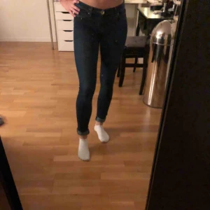  - Mörkblå tighta jeans från Dr Denim. Jeansen är i bra skick men säljer då de inte längre kommer till användning längre. 