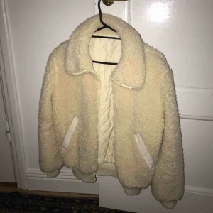  - Härlig fluffig jacka! Säljer pga flytt/ för många jackor haha. Står ingen storlek i den men då jag har M och den passar så skulle jag säga att den passar S & M :) Möts upp i sthlm