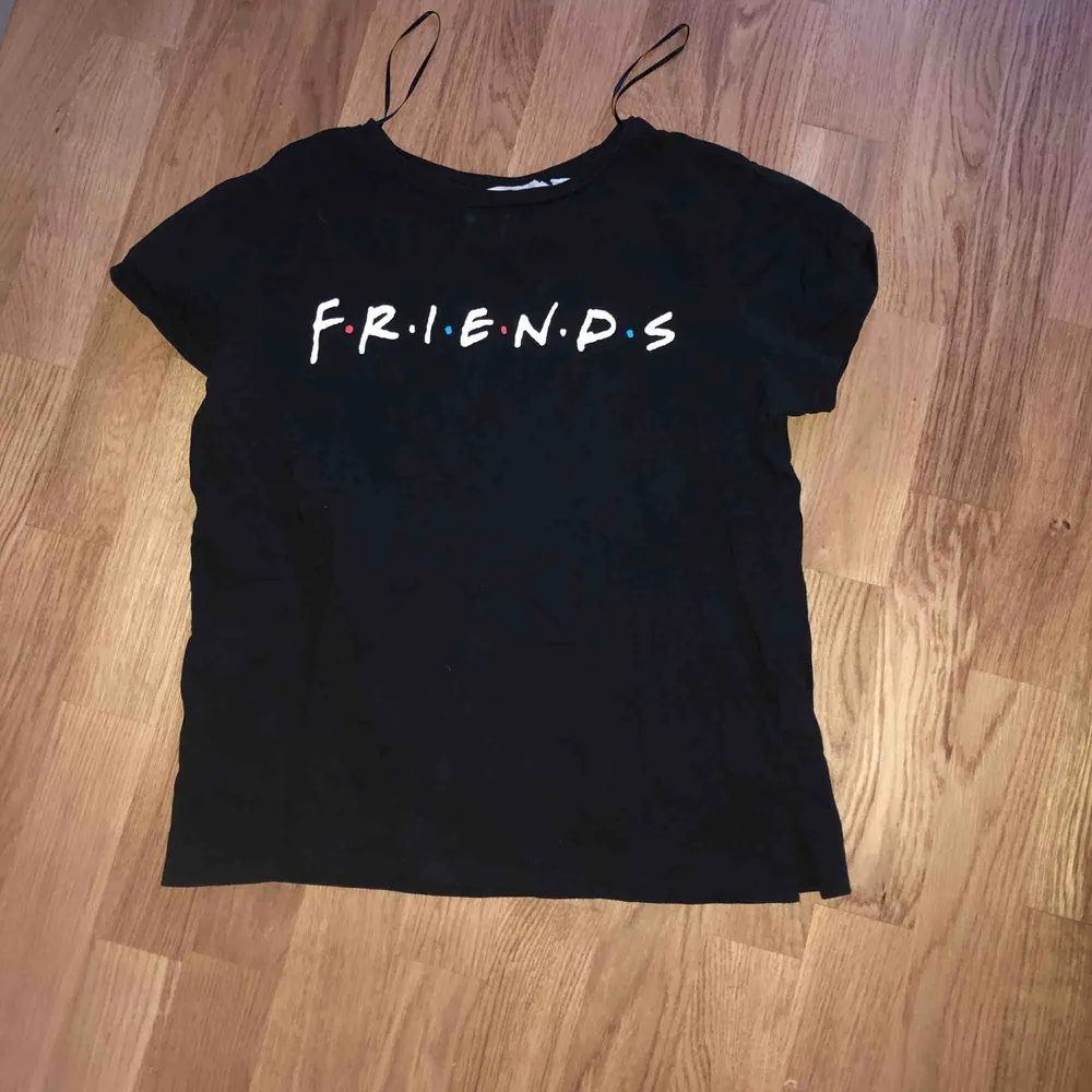 Säljer min Friends tröja från H&M, storlek S fint skick! Använd kanske 2 gånger. Köparen står för frakten :) . T-shirts.