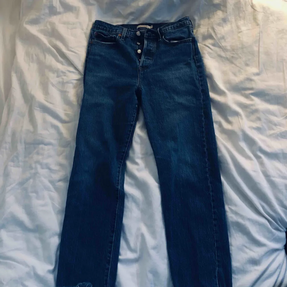 Blå Levis jeans, wedgie straight. Storleken motsvarar S/M. Bra skick. Du står för frakt. Jeans & Byxor.