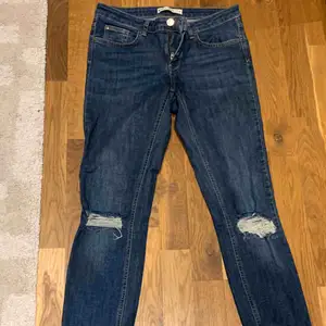 Alex jeans från Gina Tricot i storlek 38. Gott skick.