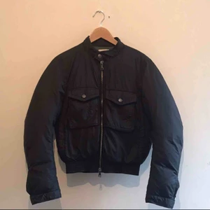  - En lite varmare jacka i bomberliknande modell från Calvin Klein! Jättebra skick, inte använt så mkt pga lite liten på mig. Möts gärna i Stockholm men kan även skicka mot fraktkostnad.:)