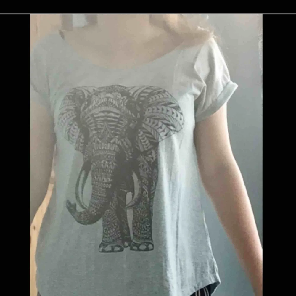 Turkosaktig lite längre tröja med elefanttryck. Knappt använd, i jättefint skick. Frakt tillkommer :). T-shirts.
