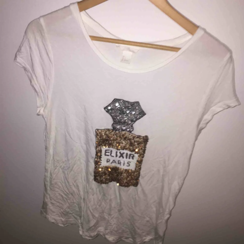 Fin t-shirt från H&M i stl L Knappt använd, enstaka tillfällen Frakt tillkommer på 35kr 📦 Mitt pris som gäller✅. T-shirts.