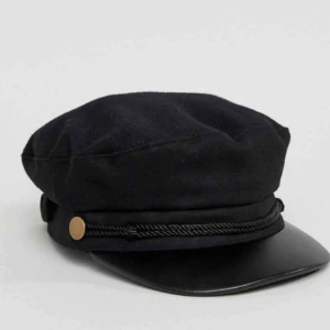  - Keps från monki ingen storlek men man kan ändra storleken själv där bak:) 