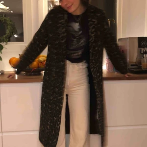  - Asfräsch leopardkappa. Köpt förra säsongen och använd sparsamt. Rätt tunn. 170cm lång! 