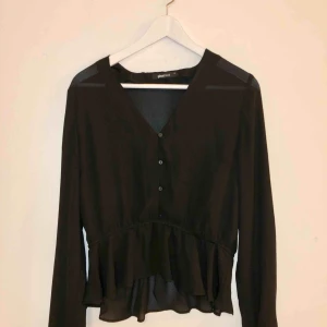  - Blus Gina Tricot  Använd fåtal gånger 