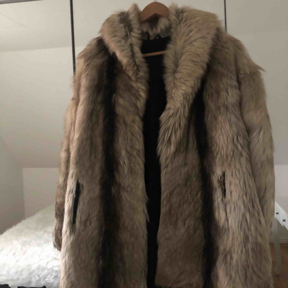 Äkta vargpäls jacka! Säljer den pga att den kommer inte till användning längre. Otroligt varm, skön och högst kvalité på den. Väl omhändertagen!!! Köpt för 12000kr Säljer bara för 5000. Priset kan diskuteras. Lägg gärna bud. Kan fraktas 📦📬. Jackor.