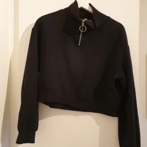  - Crop top hoodie från HM. Använd fårtal gånger. Frakt tillkommer! 