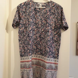  - Mönstrad tunika från Nelly. Frakt tillkommer! 