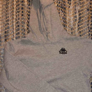  - Fin kappa hoodie i bra skick. Storlek L men skulle beskriva som M.