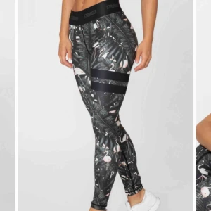  - Supersnygga tights från märket Stronger som är använda 2 gånger. Säljer pga att dom tyvärr är för små för mig. Nypris 799:- och köparen står för frakt 🤩🏋🏼‍♀️