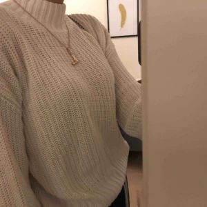  - Stickad tröja med lite polokrage från hm! 🌛💕 Nytt skick och använd nån gång. 🥳