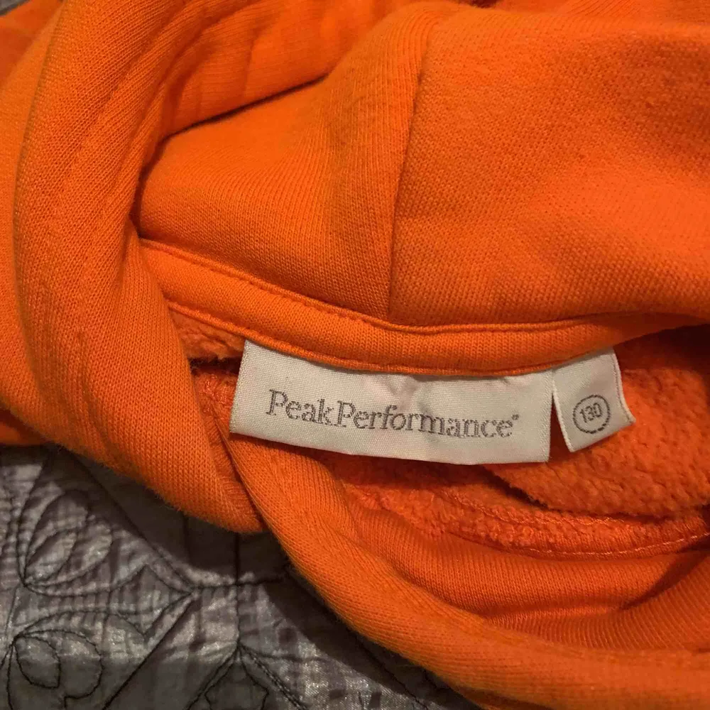 En fin orange hoodie från peak storlek 130. Hoodies.