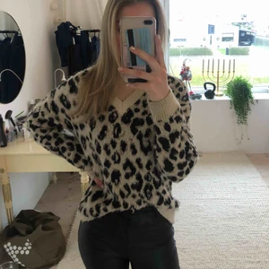  - Säljer världens finaste och mysigaste leopardtröja då den tyvärr inte kommer till användning. Frakt ligger på 100kr men jag bjuder på hälften, dvs 50kr.