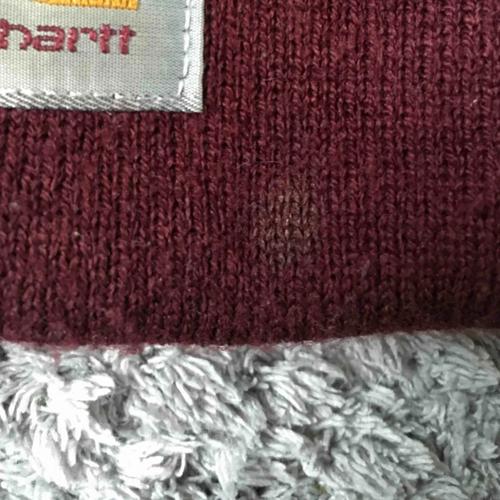 Röd mössa från Carhartt. Jätte fint skick då den endast är använd några få gånger. Den har en liten fläck men den syns knappast, tror den går bort med vatten.. Accessoarer.