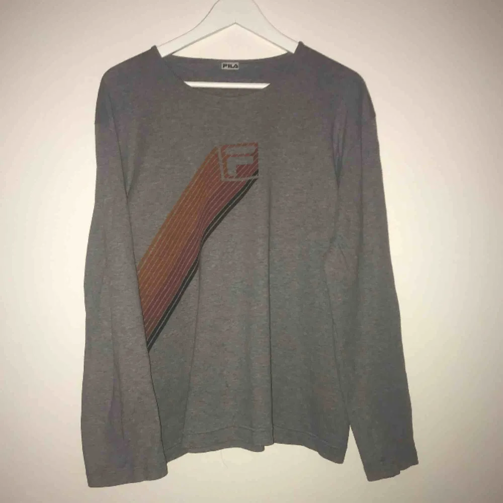 Jättefin tröja från Fila! 🥰 Kan mötas upp i Gävle eller frakta då köparen står för kostnaden ❤️. Tröjor & Koftor.