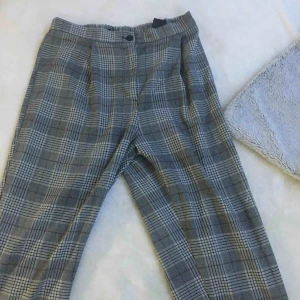  - plagget är väldigt stretchigt, köpt som highwaist. Var för stora för mig och skräpade bara i garderoben. Lite korta längst ner på byxorna. Kan komma till Malmö också. :)