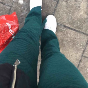 - Såå fina gröna manchesterbyxor från nakd! Färgen är som bilden i mitten. Slitsar på insidan av benen. Älskar byxorna men de är Knappt använda då passformen inte riktigt passar mig</3 