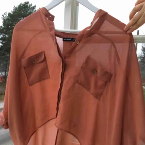  - Så fin blus! Helt nytt skick. Skriv för bättre bilder eller frågor :)