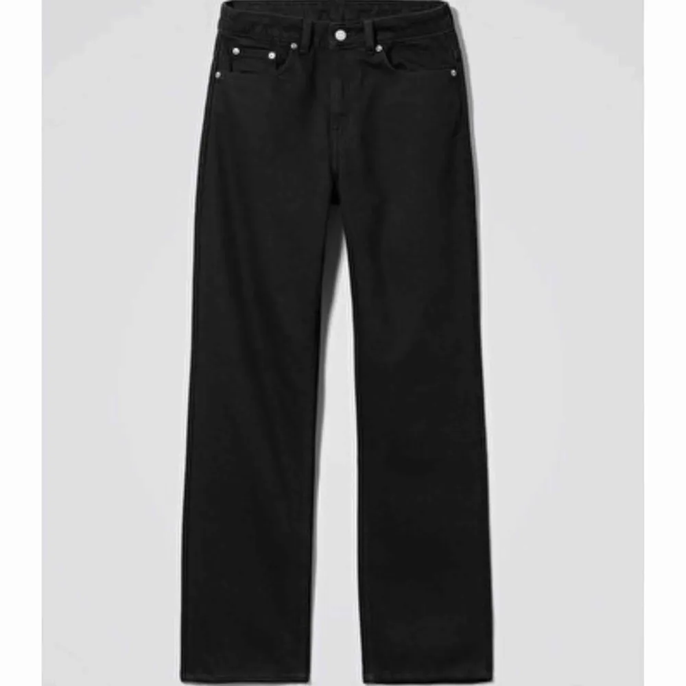 (Lånade bilder från weekdays hemsida) Säljer mina svarta jeans från weekday i modellen Voyage. Sitter väldigt bra och är pösiga nertill. Väldigt gott skick! 🖤. Jeans & Byxor.