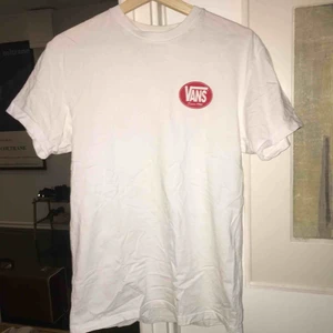  - Vanst-shirt i jättefint skick från carlings! Har en snygg, lite högre krage. Köparen står för frakt✨