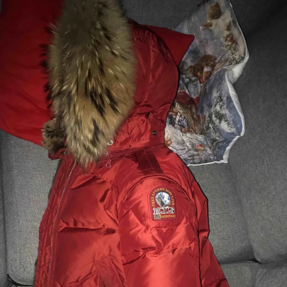 Parjumper long bear den nyaste modellen  Stl Young large = XS- s kan tro att den passar en liten M oxå  VILL ENDAST BYTA mot en annan päls jacka eller moncler jacka , Sail racing jacka!!  . Jackor.