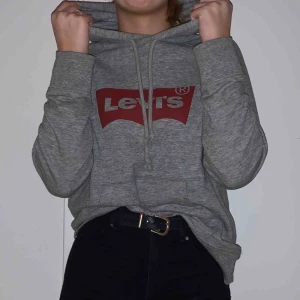  - Levishoodie från USA:) näst intill oanvänd. Jävligt skön ändå💕 Frakt tillkommer