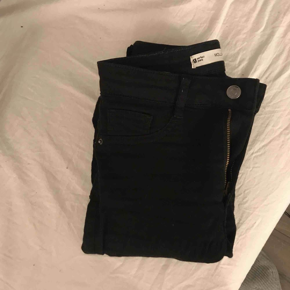 Säljer minna Molly jeans från Gina tricot eftersom som är förstora för mig, kan frakta. Jeans & Byxor.