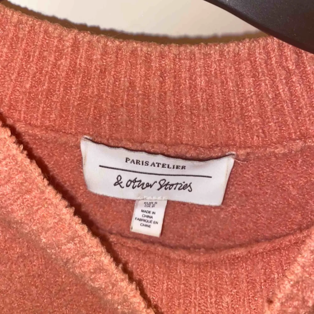 Rosa ”cotton blend sweater” från & other stories! Använd ett par gånger men inget som märks tydligt på skiktet. Väldigt mysig och skön tröja som passar till allt från ett par enkla jeans till en fin lång kjol!  . Tröjor & Koftor.