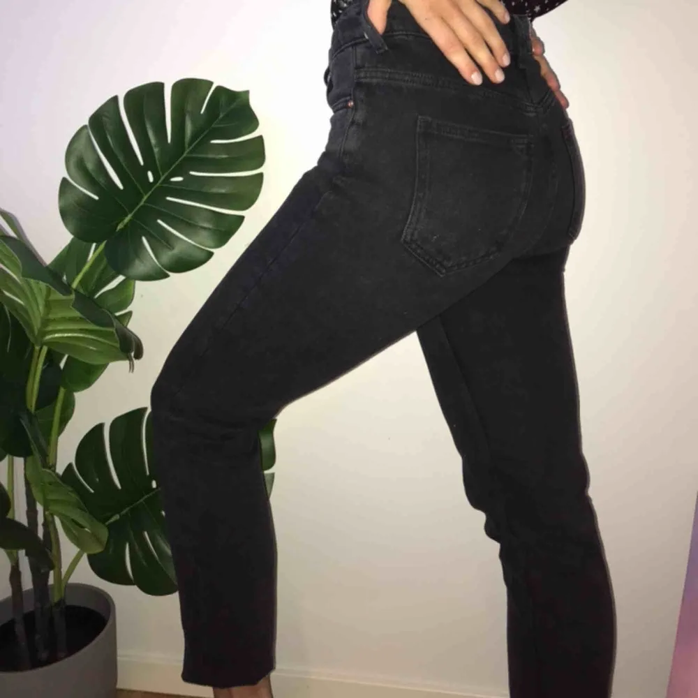Säljer ett par superskönt mom jeans från zara! Använda 1 gång ☺️ frakt tillkommer 💫. Jeans & Byxor.