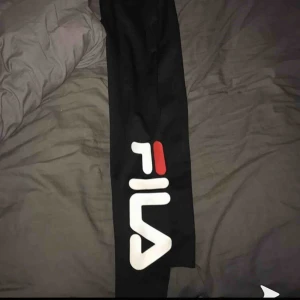  - säljer nu dessa fila träningsbyxor då dom inte kommer till användning, kan frakta men då står du för frakten