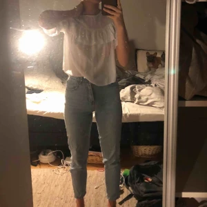  - Pull&Bear mom jeans som är en aning tighta på mig som egentligen har 34/36 i storlek, superbra skick! 