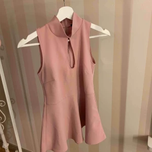  - Ett fint ljusrosa linne med volang ner till, figursytt vid midjan & en lite högre krage. Köpt för 1,5 år sedan från bubbleroom! ✨ Frakten inkluderad! ✨