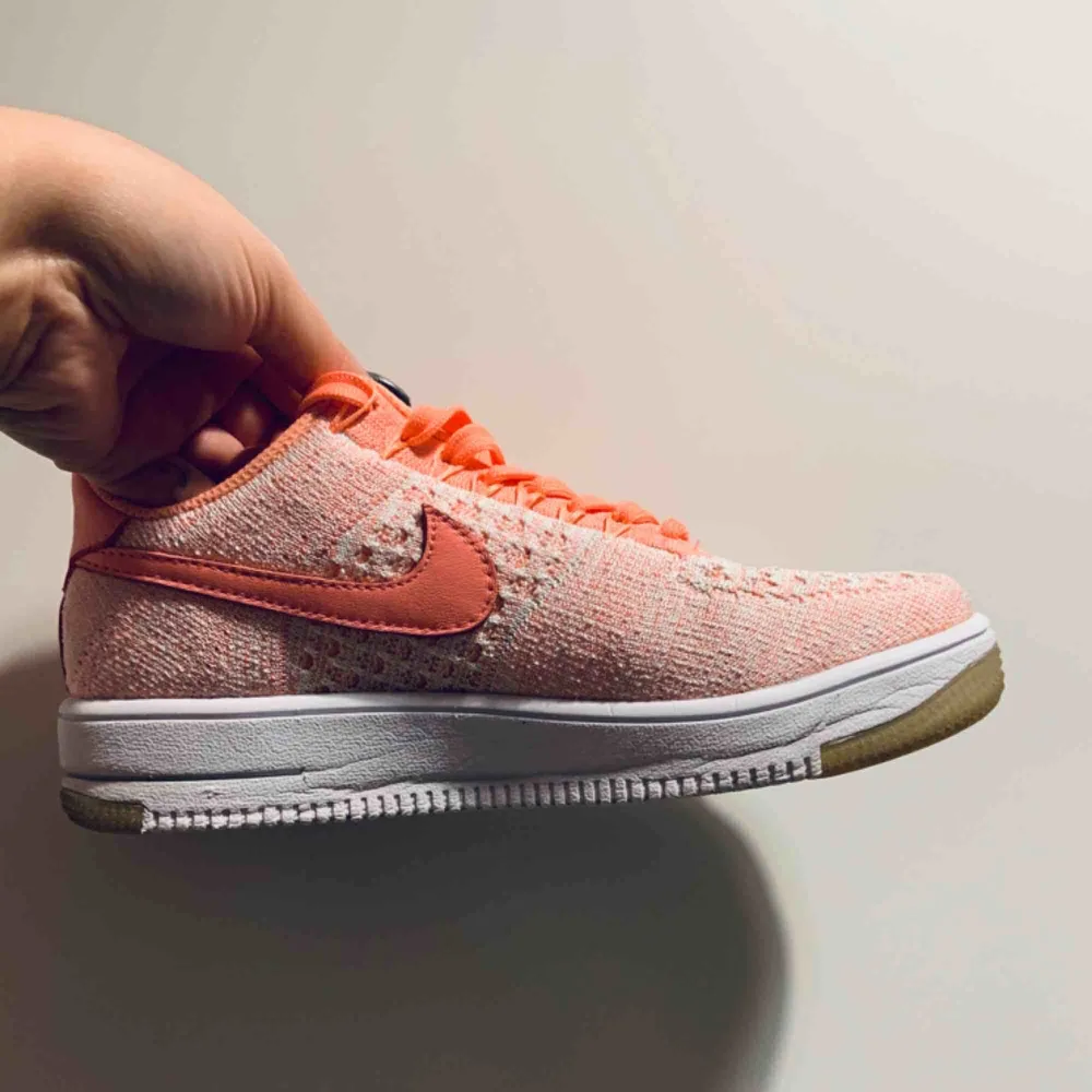 Air Force 1 Flyknit in peach color. Super comfortable and breathing sneakers. Size 38. . Skor.