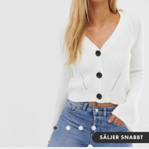  - Aldrig använd bara testat. Köpt för ca 300kr på asos. Storlek 38 passar mer än 36.