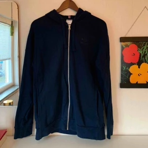  - En mörkblå hoodie från Reebok, dragkedja och två fickor på sidorna av hoodien. Fint skick! 