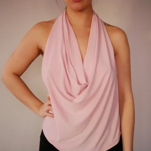  - Så fint ljusrosa linne som tyvärr aldrig kommit till användning. Öppen i ryggen. 