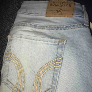  - Jeans från hollister med hål och slits på benen, säljer pga att dom har blivit för små!  Nypris 500kr Mitt pris 100kr