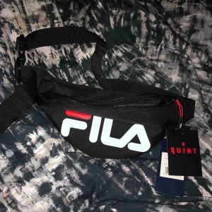  - Fila magkänsla i onesize med band som går att ändra storlek , aldrig använd så lapparna är kvar! Frakt står du för själv ⚡️
