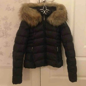  - Jacka från Rockandblue, inte äkta päls. I bra skick💗 Säljer för att den blivit för liten.