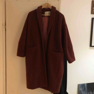  - Kappa från Carin Wester. Lite oversize, passar även andra storlekar. Använd men i fint skick, möts i Stockholm eller skickar mot frakt!