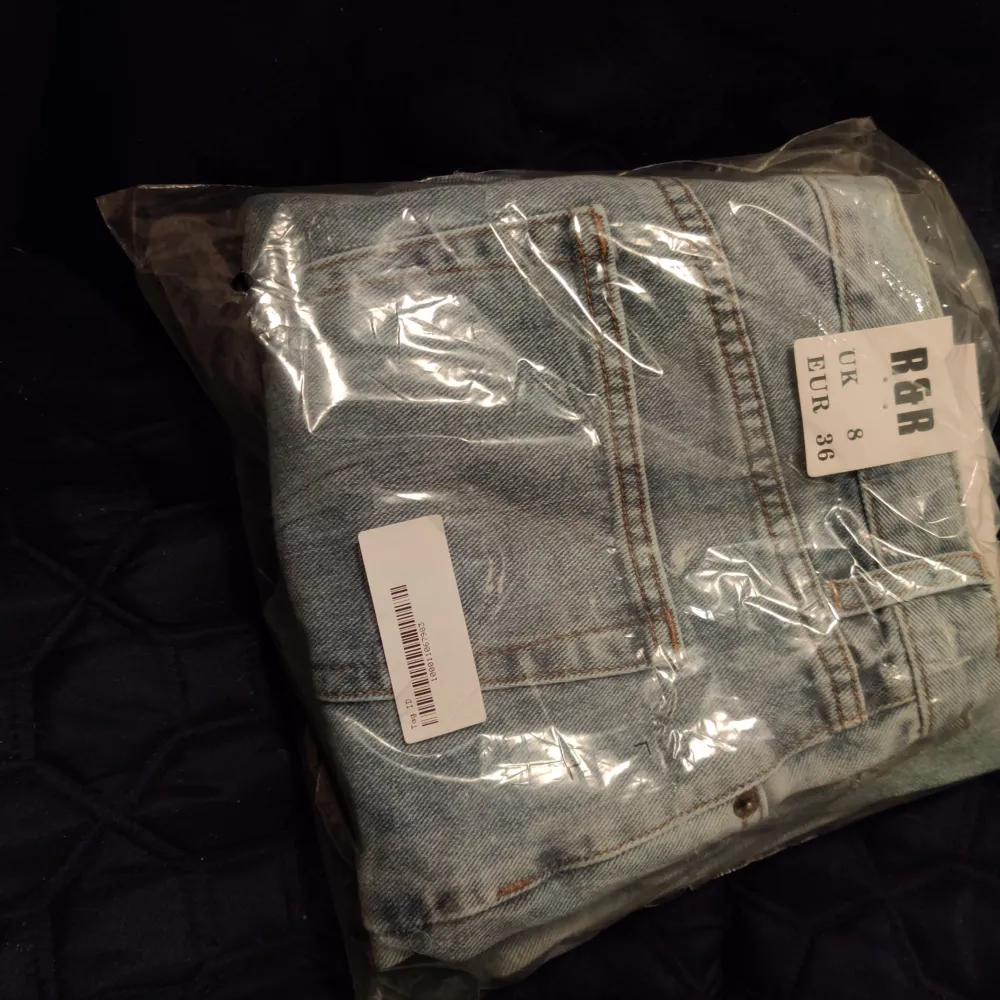 Köpte dessa för ett tag sen men gick ej att skicka tillbaks, beställde fel storlek, frakt ingår i pris, från boohoo       . Jeans & Byxor.