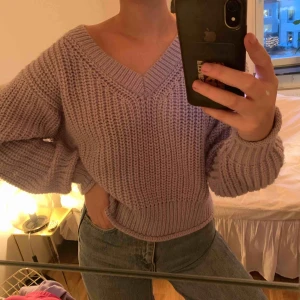  - Superfin ljuslila grovt stickad tröja med v-ringning i bred modell. Använd ca 3-4 gånger, alltså superbra skick! 💜 frakt tillkommer på 65kr🦋