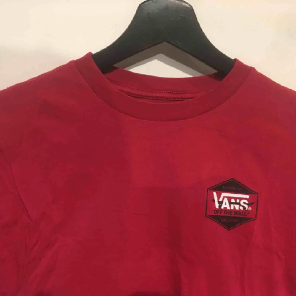 Röd t-shirt från vans med tryck på fram och baksida. Nyskick, använd 3 ggr. Frakt tillkommer. T-shirts.