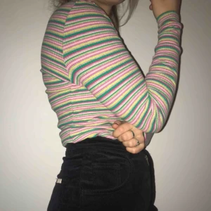  - En tight randig supermjuk tröja från monki💜 Frakt: 85kr