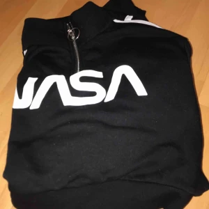  - Använd 1 gång, fint skick. Den är croppad & normal i din storlek 🌸