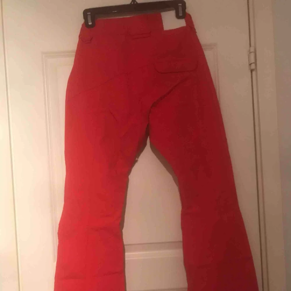 Jättefina klarröda skidbyxor från Colour Wear (CLWR)  Köpta på junkyard. Använda 1 gång, säljes pga fel storlek.  . Jeans & Byxor.